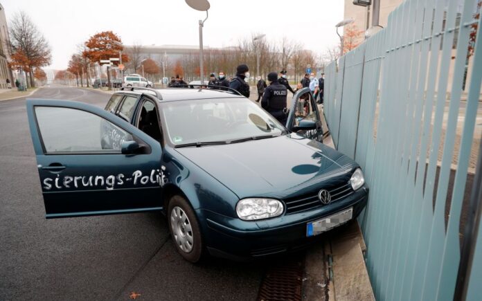 2020-11-25T093054Z_1676238529_RC29AK95BOC3_RTRMADP_3_GERMANY-SECURITY-CRASH_1