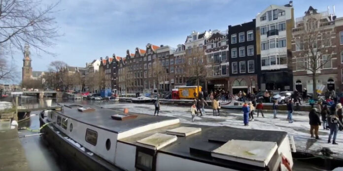Amsterdam-frozen-canal-2021-02-14