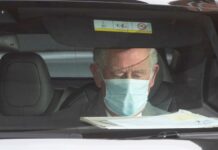 Τα δάκρυα του Καρόλου στο νοσοκομείο όπου νοσηλεύεται ο πρίγκιπας Φίλιππος