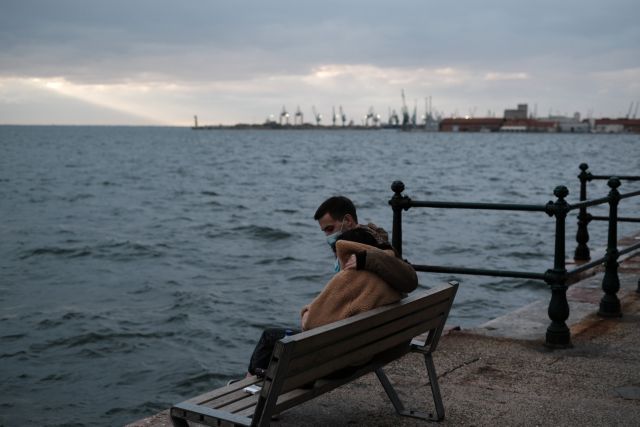 Thessaloniki; afternoon; city; couple; daily life; lockdown; mask; pedestrians; promenade; seafront; stroll; urban; waterfront; Θεσσαλονίκη; απόγευμα; βόλτα; επαφή; ζευγάρι; καθημερινότητα; κοινωνική αποστασιοποίηση; μάσκα; νέα παραλία; παραλία; πεζός; πόλη;