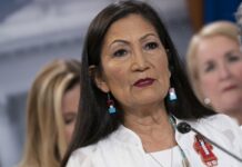 Deb Haaland: Ποια είναι η πρώτη γυναίκα ιθαγενής που μόλις ορκίστηκε υπουργός Εσωτερικών των ΗΠΑ