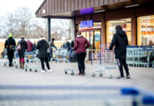 Στο γερμανικό σούπερ μάρκετ Aldi εξαντλήθηκαν τα τεστ κορωνοιού μέσα σε λίγες ώρες