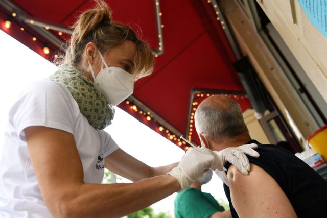 FILE PHOTO: Medical assistant Jana gives a Johnson & Johnson COVID-19 vaccine injection during vaccination at the Revolte Bar, which has been able to reopen after coronavirus disease (COVID-19) restrictions were eased, in Berlin, Germany June 13, 2021.