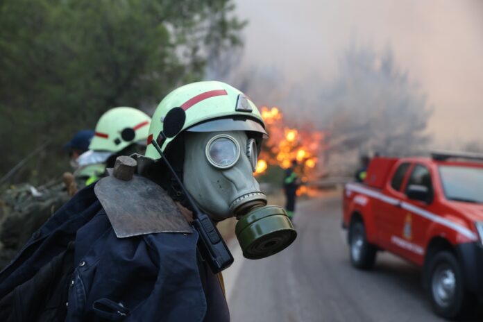 Athens; Attica; Varibobi; climate change; fire Department; firefighter; natural disaster; smoke; summer wildfire; wildfire; Αθήνα; Αττική; Βαρυμπόμπη; καλοκαιρινές πυρκαγιές; καπνός; κατάσβεση; πυρκαγιά; πυροσβεστική; φυσική καταστροφή; φωτιά;