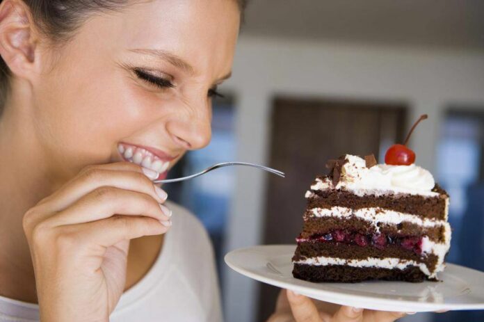 diatrofi-cake-eating-lady-girl-woman