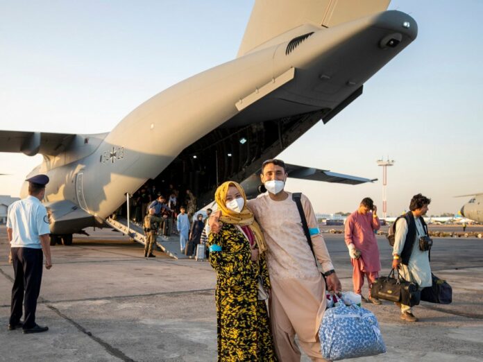 polites-stratiotiko-aeroplano-kabul