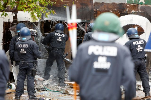 Berlin police expected to clear an occupied house in Berlin's Mitte district