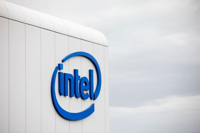 FILE PHOTO: FILE PHOTO: U.S. chipmaker Intel Corp's logo is seen on their "smart building" in Petah Tikva, near Tel Aviv