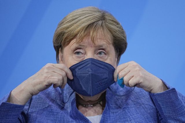 FILE PHOTO: Germany's Merkel meets with state leaders to discuss COVID-19 measurements