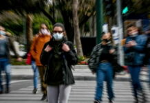 Συναγερμός ενόψει Χριστουγέννων: Self test οι εμβολιασμένοι, περισσότερα rapid οι ανεμβολίαστοι – Έρχεται «lockdown» για τους αρνητές