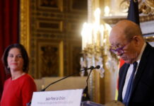 Αναλένα Μπέρμποκ: «Πίνει νερό» στο όνομα της συνεργασίας με τη Γαλλία η νέα Γερμανίδα ΥΠΕΞ